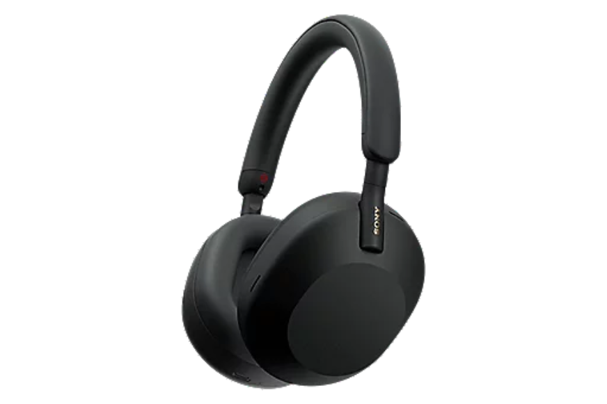Die Sony WH-1000XM5 Noise Cancelling, Over-ear Kopfhörer sind vor einem weißen Hintergrund zu sehen.