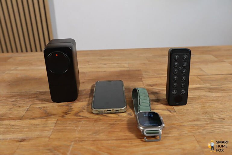 Switchbot Lock Pro, iPhone, Apple Watch und Keypad liegen nebeneinander