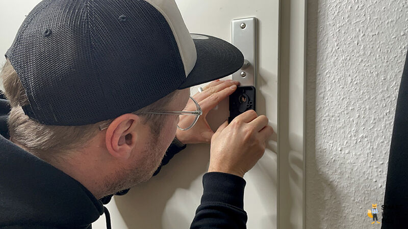 SwitchBot Lock wird auf das Schloss gelegt