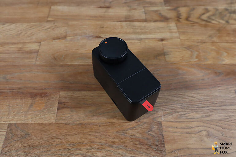 SwitchBot Smart Lock Pro liegt auf dem Tisch
