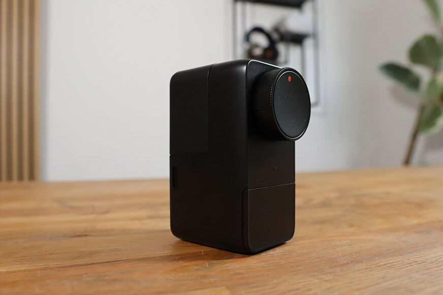 SwitchBot Lock Pro steht auf dem Tisch