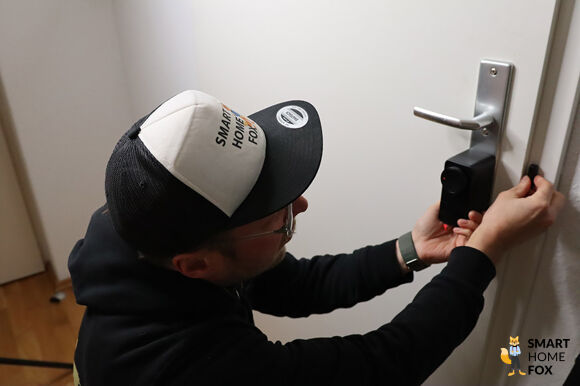 Smarthomefox Experte installiert das Switchbot Lock Pro an der Tür