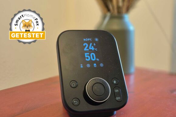 SwitchBot Hub 3 auf Sideboard – zentrale Smart-Home-Steuerung mit Matter und Infrarot.