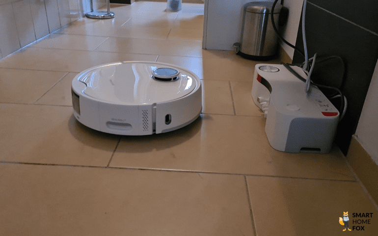 Der SwitchBot S10 Roboter dockt an der Wasserstsation an.