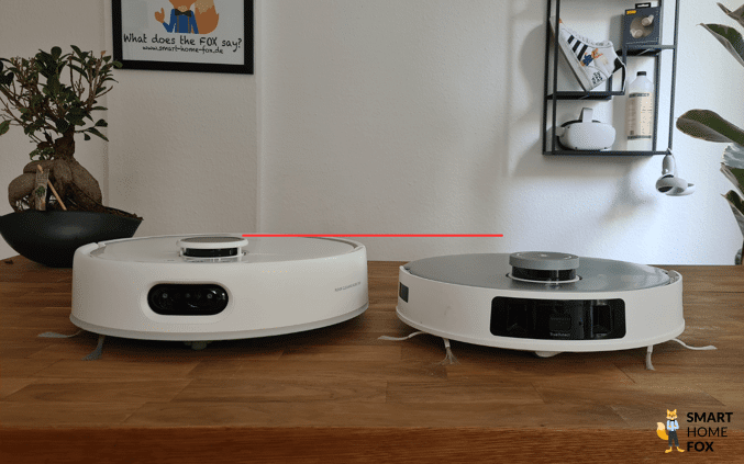 Der SwitchBot S10 Roboter steht neben einem Konkurrenzroboter.