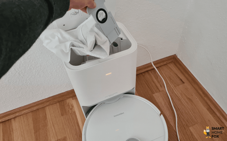 Einwegbeutel werden in der Absaugstation des SwitchBot S10 eingesetzt.