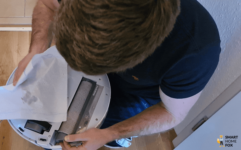 Die saubere Walze des SwitchBot S10 ist nach dem Extremwischtest zu sehen.