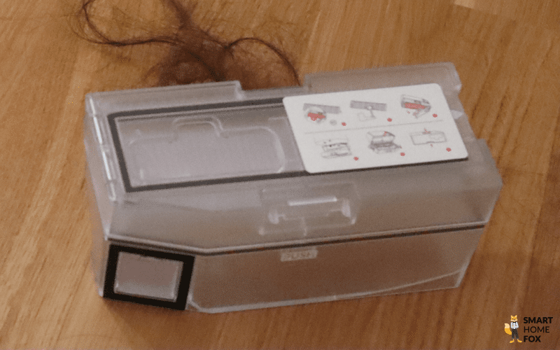 Der große Staubbehälter des SwitchBot S10 ist in der Nahaufnahme zu sehen.