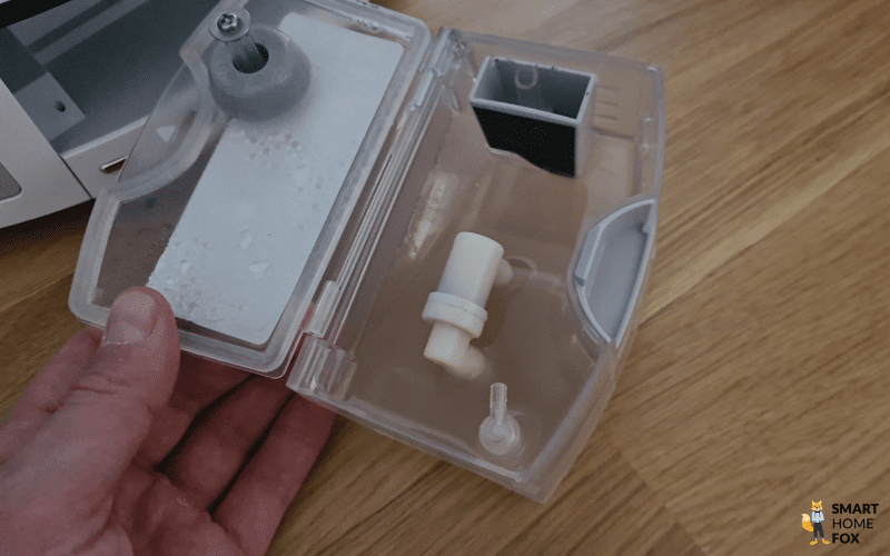 Das Schmutzwasser des SwitchBot S10 im mobilen Schmutzwassertank ist zu sehen.