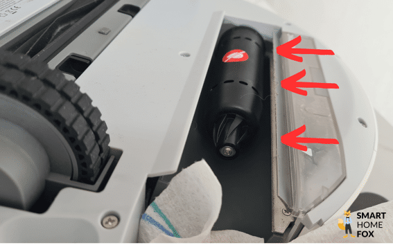 Das Bürstengehäuse des SwitchBot S10 wird gereinigt.