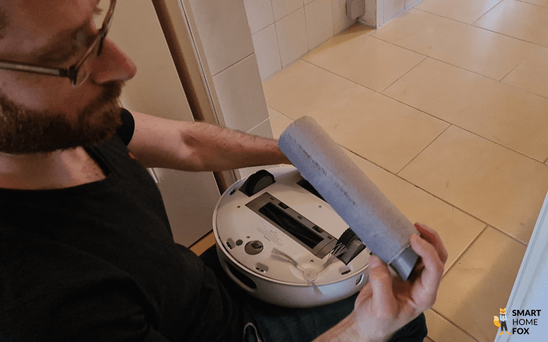 Die rotierende Wischwalze des SwitchBot S10 ist von unten zu sehen.