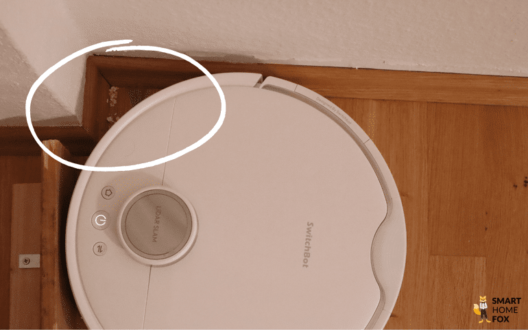 Der SwitchBot S10 reinigt im Test in einer Ecke.