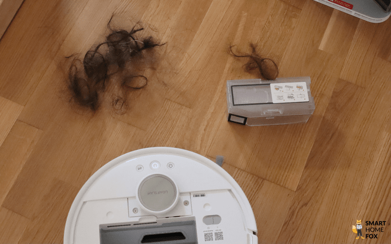 Das Testergebnis beim Aufsaugen von Haaren durch den SwitchBot S10 ist zu sehen.