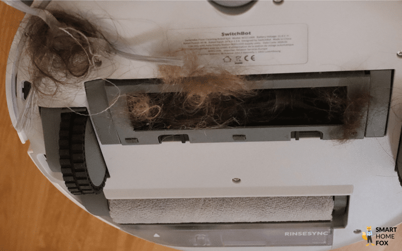 Haare haben sich beim Test um die Gummibürste und die Seitenbürste des SwitchBot S10 gewickelt.