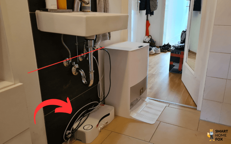Die Wasserstation des SwitchBot S10 ist im Vergleich zu einer Station des Konkurrenten zu sehen,