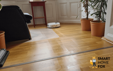 Der SwitchBot S10 wischt einen Laminatboden.