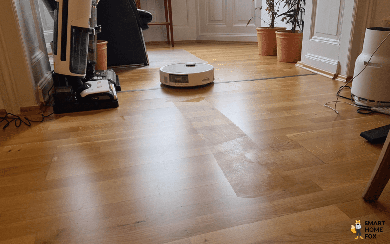 Die gleichmäßige, hauchdünne Wischspur des SwitchBot S10 ist zu sehen.