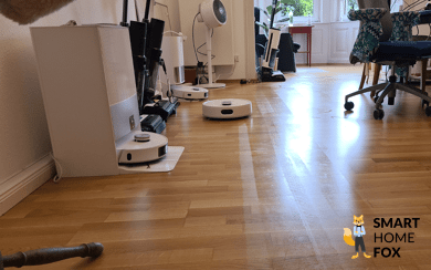 Der SwitchBot S10 wischt beim Test den Boden im Arbeitszimmer.