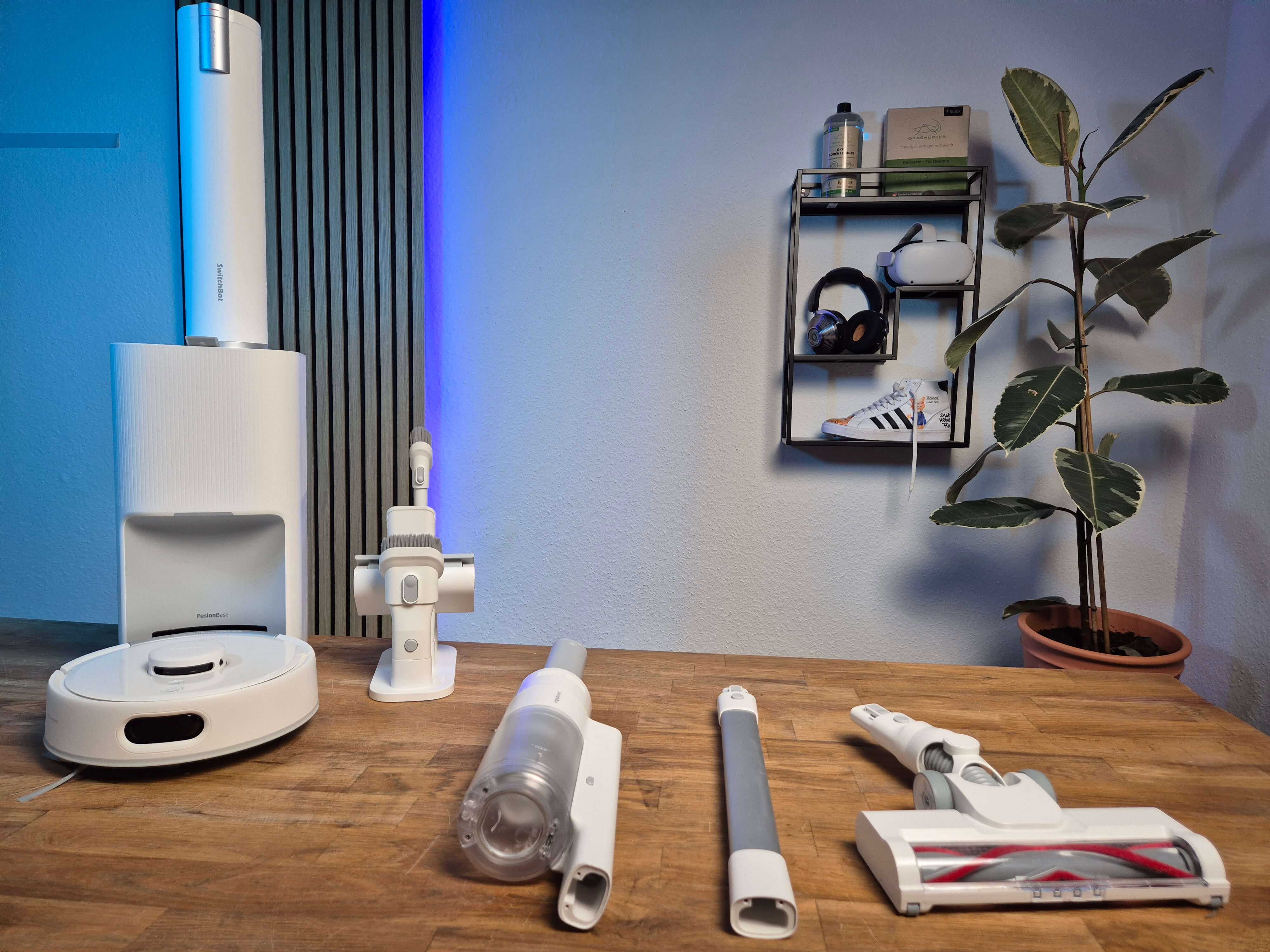 Switchbot K10 Plus samt Set auf dem Tisch.