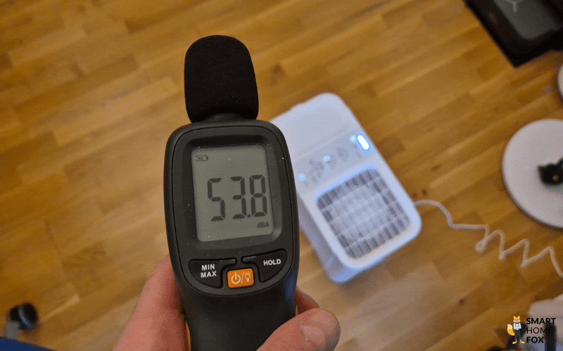 Dezibelmessgeraet wird neben den Switchbot Luftbefeuchter gehalten.