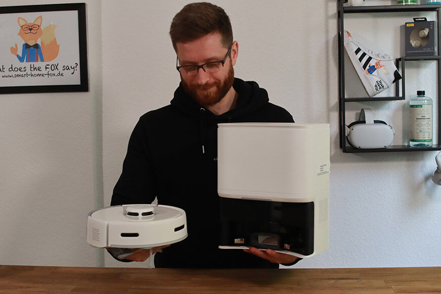 Der Switchbot K10+ wird in den Hände gehalten.