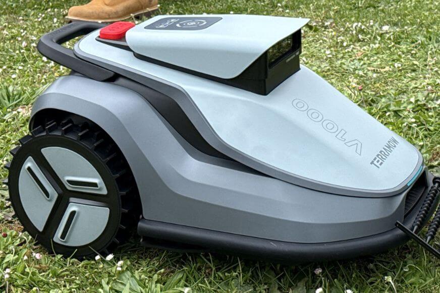 TerraMow V1000 Mähroboter ohne Begrenzungskabel für Gärten bis 1.200 m² von vorne