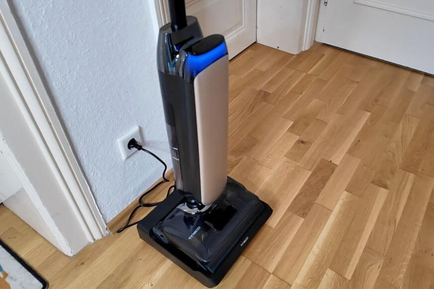 Der Tineco Floor One S9 Artist steht in der Wohnung in der Station.