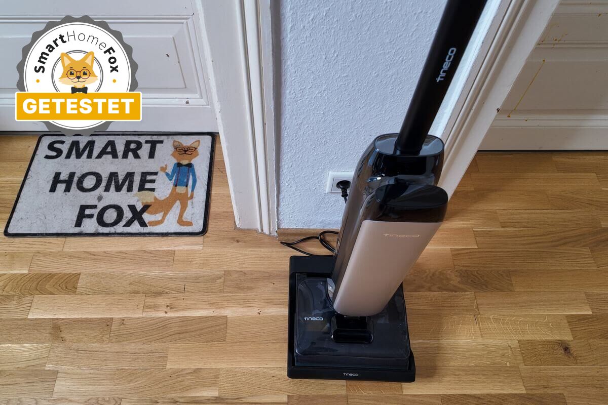 Der Tineco Floor One S9 Artist Premium Wischsauger bei Smart-Home-Fox im Test und steht in der Station neben der Tür.