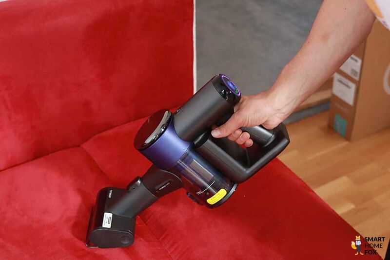 Reinigung von Polstermöbeln mit der Mini-Power-Bürste des Pure One Station