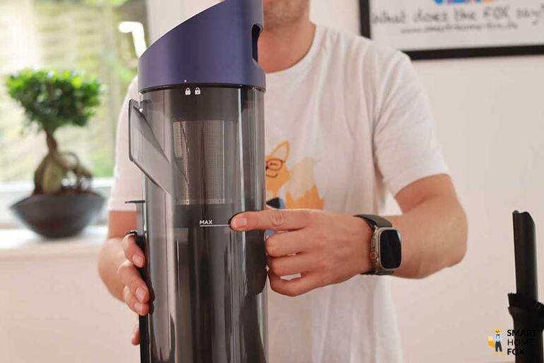 Der große Staubbehälter der Absaugstation des Tineco Pure One Station
