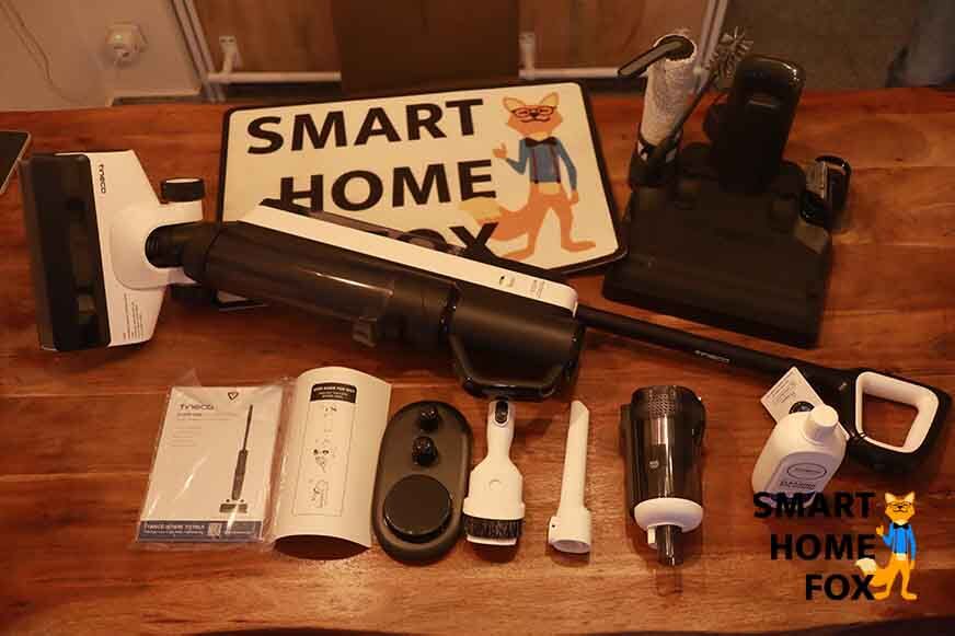 Man sieht den Tineco Floor One S5 Akku-Wischsauger und den umgebauten Handsauger.