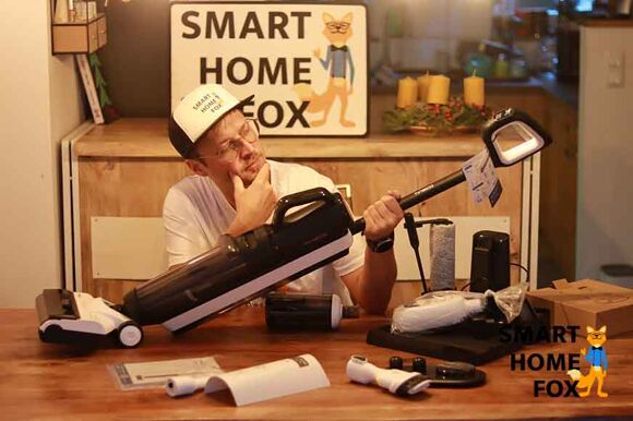 Man sieht den Tineco Floor One S5 Combo mit seinem Zubehör auf einem Tisch.