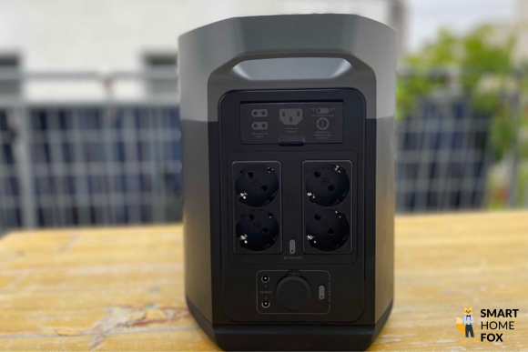 EcoFlow Speicher mit Solarmodulen im Hintergrund