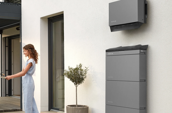 Ecoflow Powerocean Batterie an Hauswand, daneben ein Mädchen