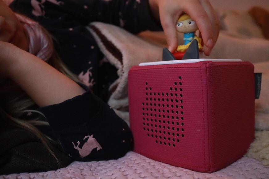 Kind nimmt Toniefigur von der Toniebox