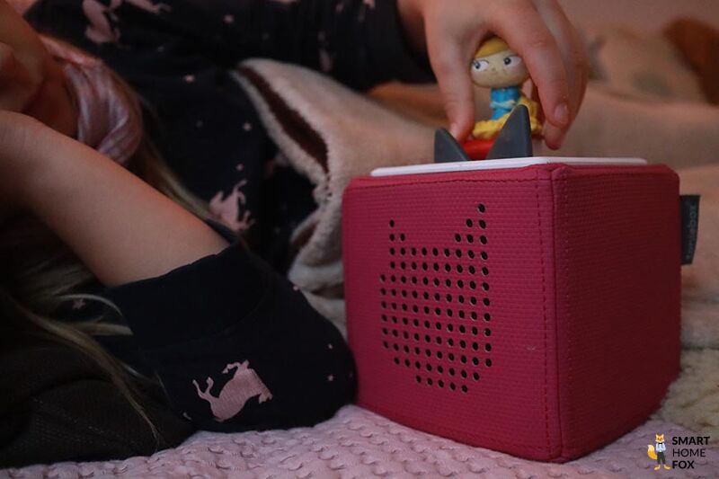 Kind nimmt Toniefigur von der Toniebox