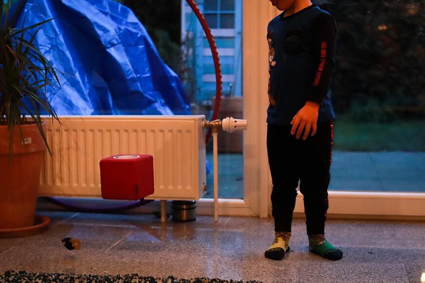 Die Toniebox fliegt durch das Zimmer