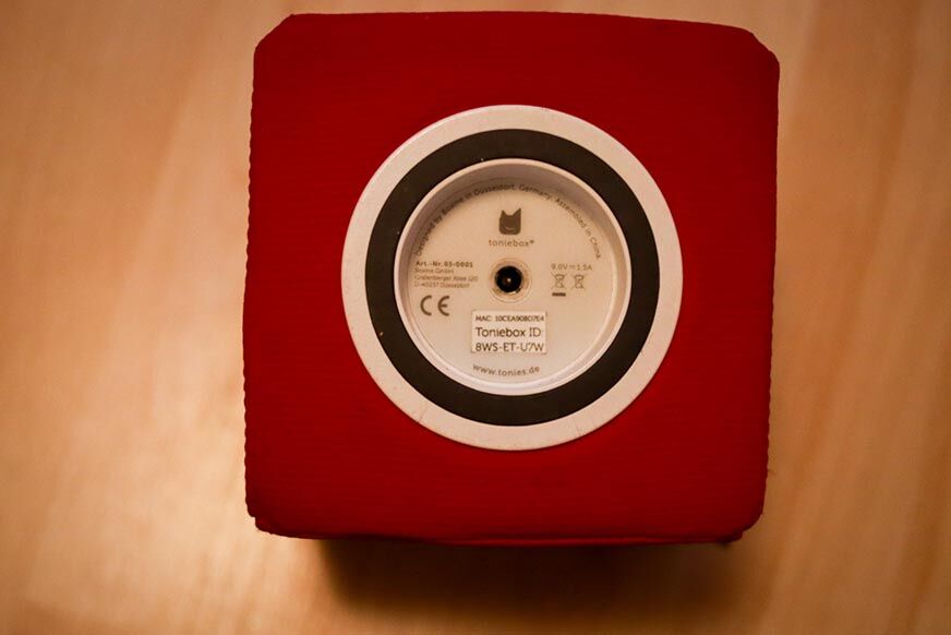 Du siehst die Unterseite der Toniebox