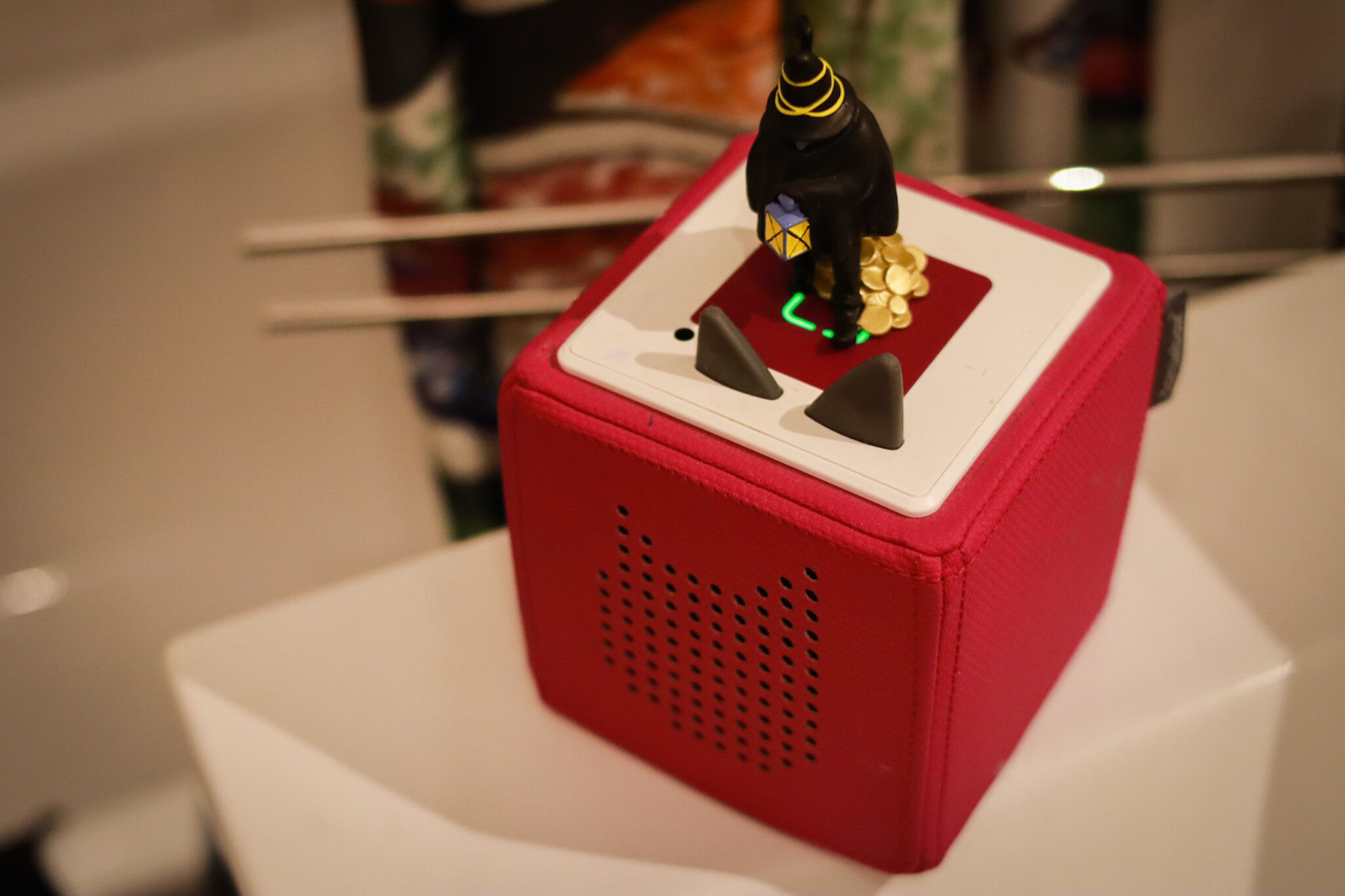 Man sieht die Toniebox mit einer Figur