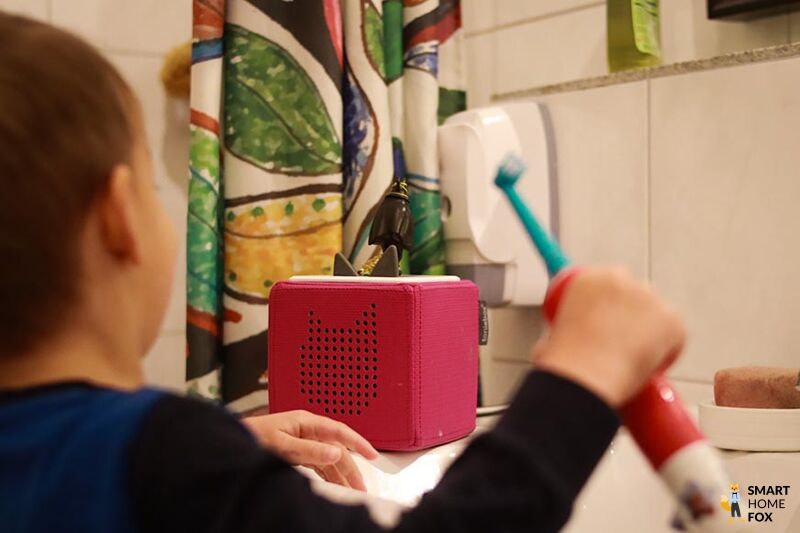 Die Toniebox steht beim Zähneputzen auf dem Waschtisch