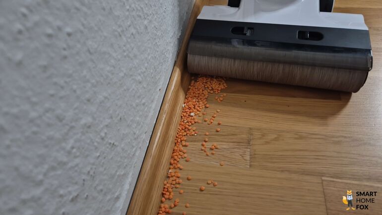UWANT D100 saugt Linsen von der Bodenleiste