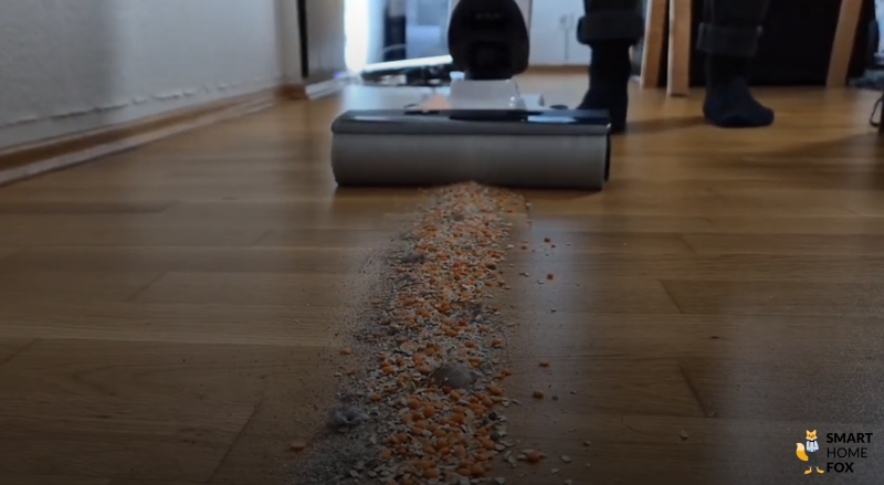 UWANT D100 saugt Linsen, Haferflocken und Sand vom Parkett