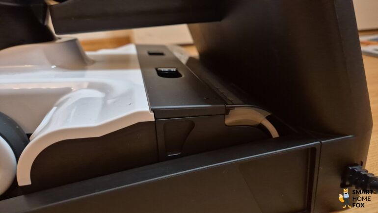 UWANT D100 und seine Borste wird in der Station gereinigt