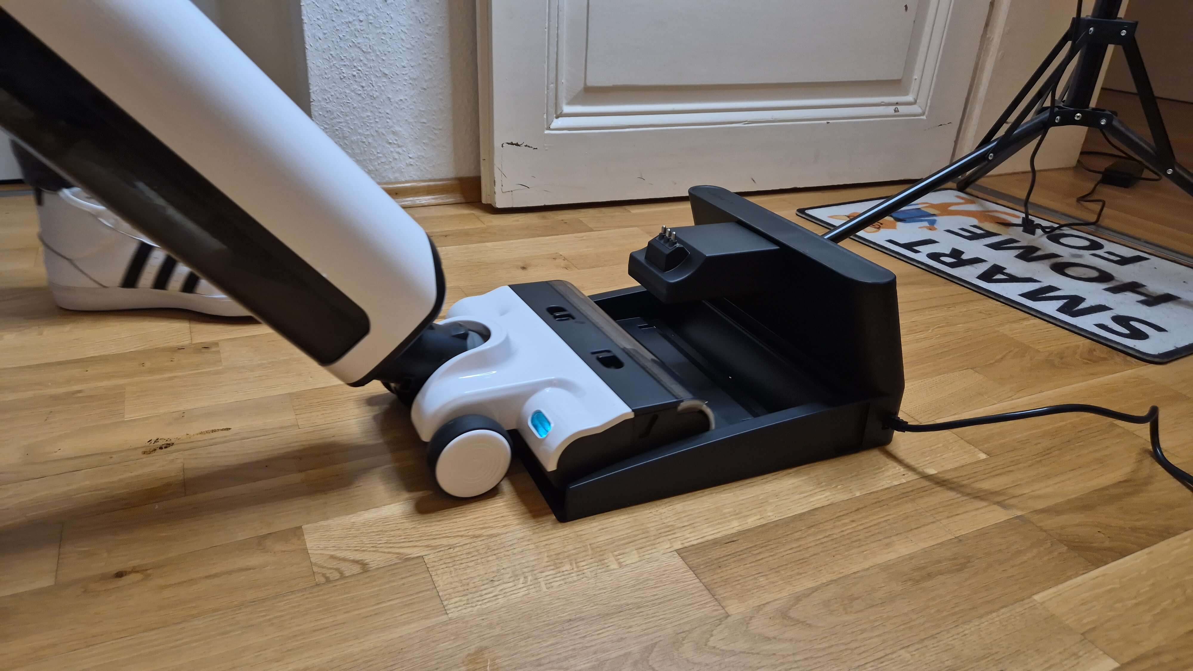 UWANT D100 steht in seiner Station