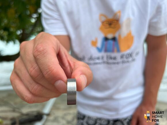 Ultrahuman Ring wird frontal in die Kamera gehalten