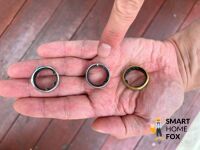 Ultrahuman Ring Air auf der Hand neben zwei anderen Ringen