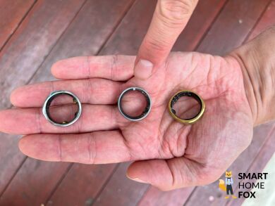 Ultrahuman Ring Air auf der Hand neben zwei anderen Ringen