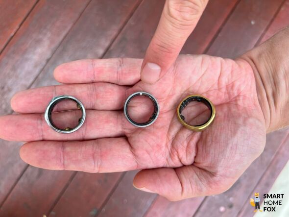 Ultrahuman Ring Air auf der Hand neben zwei anderen Ringen