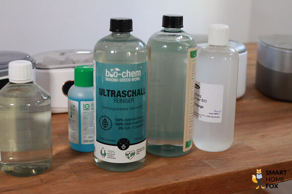 Ultraschallreiniger Flüssigkeit liegt auf dem Tisch.