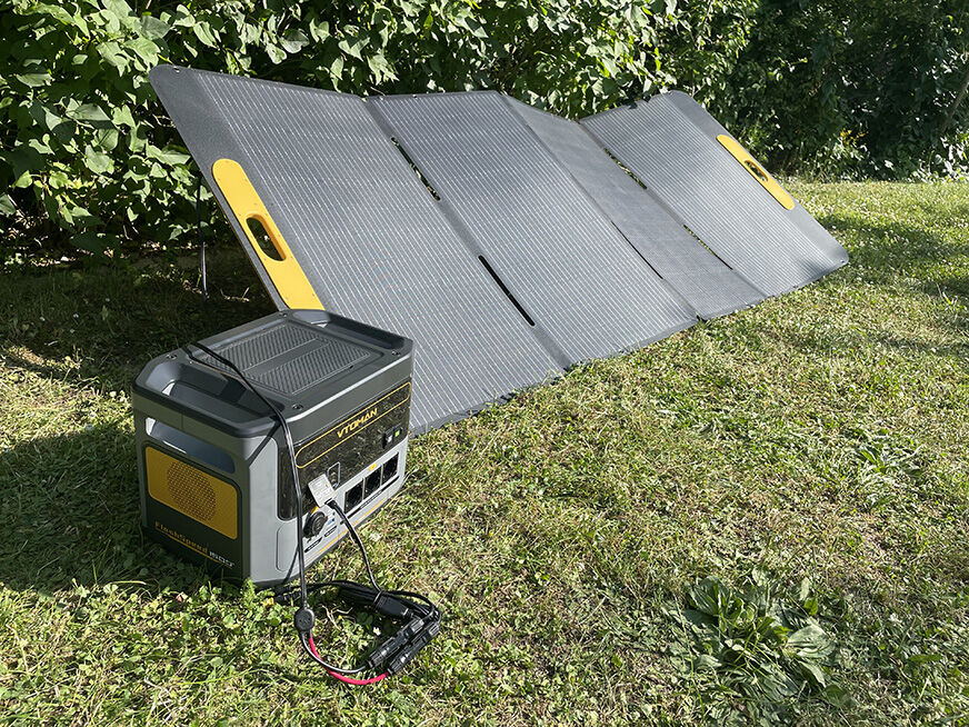 Produktbild der VTOMAN FlashSpeed 1500 Powerstation mit Anschlüssen und Bedienfeld in der Frontalansicht mit Solarpanel.